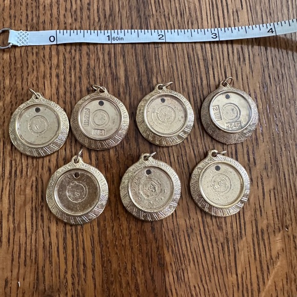 Unbranded Jewelry - Vintage Pendant Charms Unisex OS Gold Textured Round 7pc Lot with All Clear pcs
